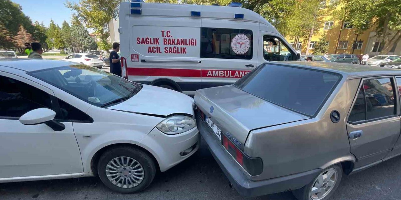 Otomobil park halindeki araçlara çarptı: 3 yaralı