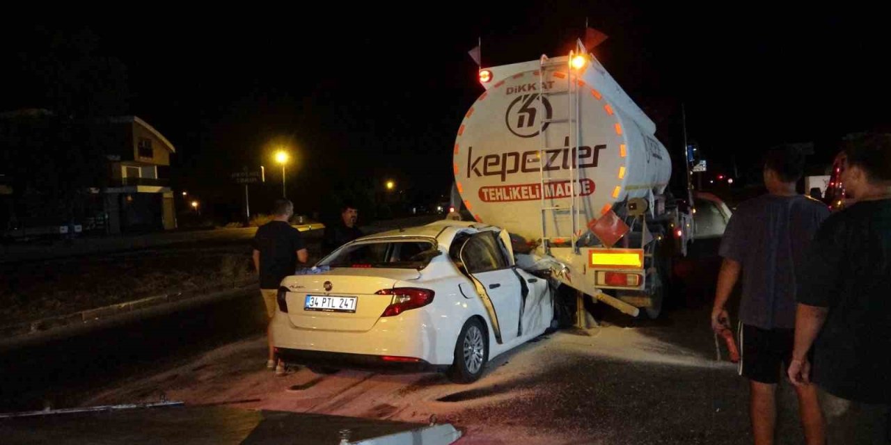 Akaryakıt tankerine saplanan otomobil, yakıtın boşaltılmasıyla çıkartılabildi