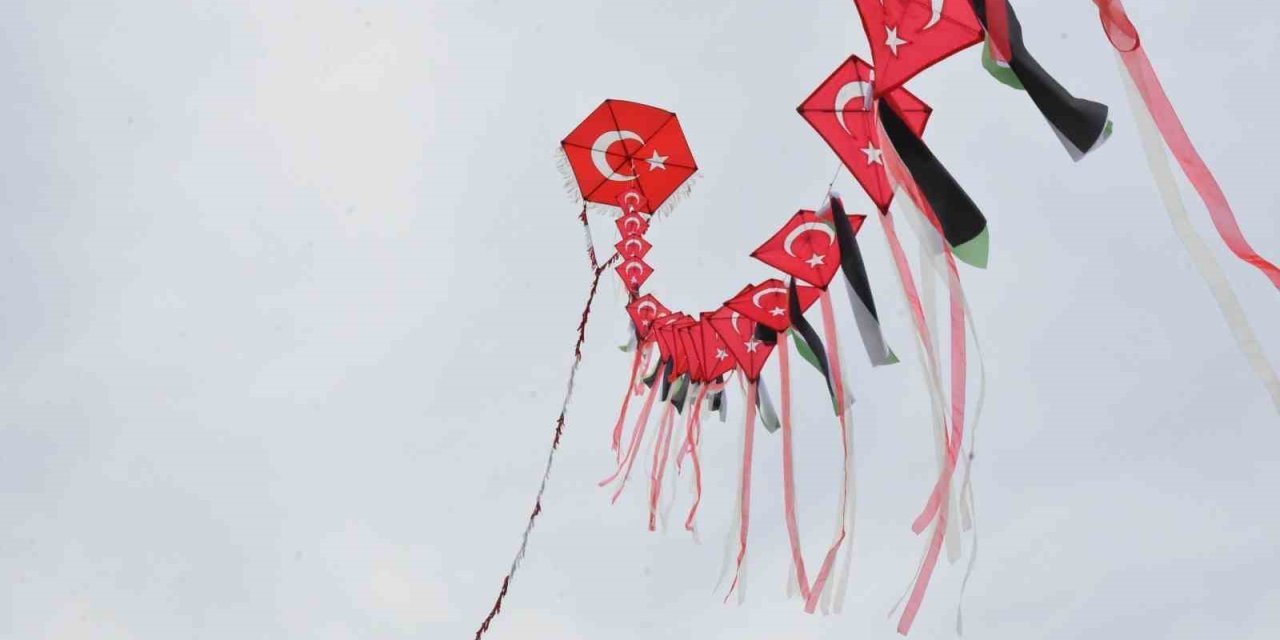 Uçurtmalar Gazzeli çocuklar için gökyüzüne yükseldi