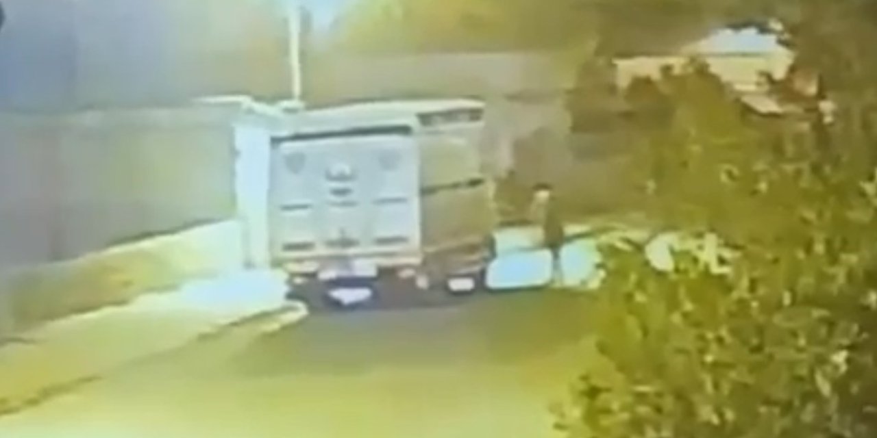 Kamyonu yakıp kaçtı, kamera kayıttaydı