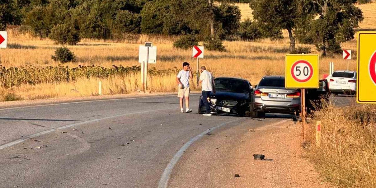 İstasyon çıkışı hatlar karıştı: 3 araç çarpıştı