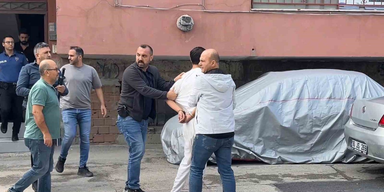 Hastaneye yatmamak için polise bıçak çekip direndi
