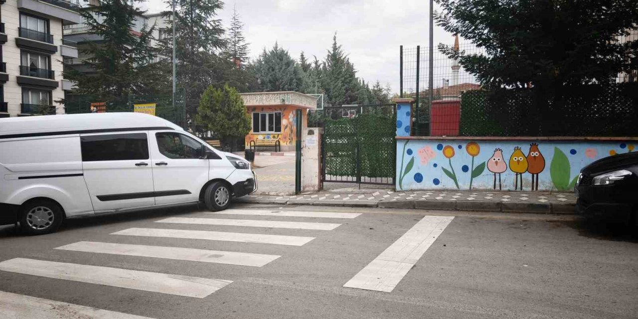 Boşanma aşamasındaki eşini okul bahçesinde bıçakladı