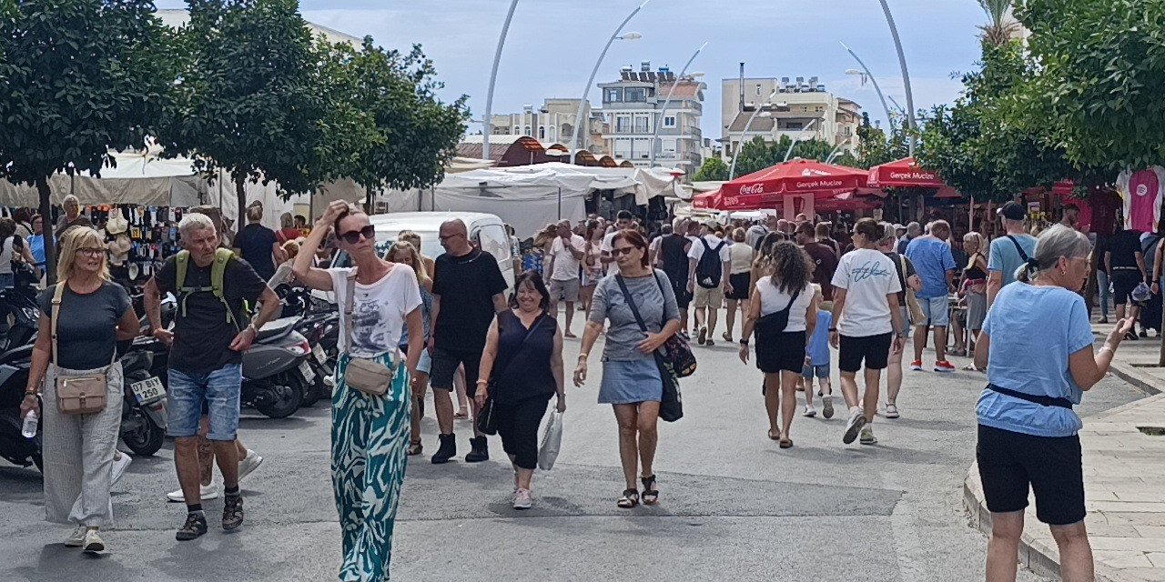 Semt pazarına turist akını esnafın yüzünü güldürdü