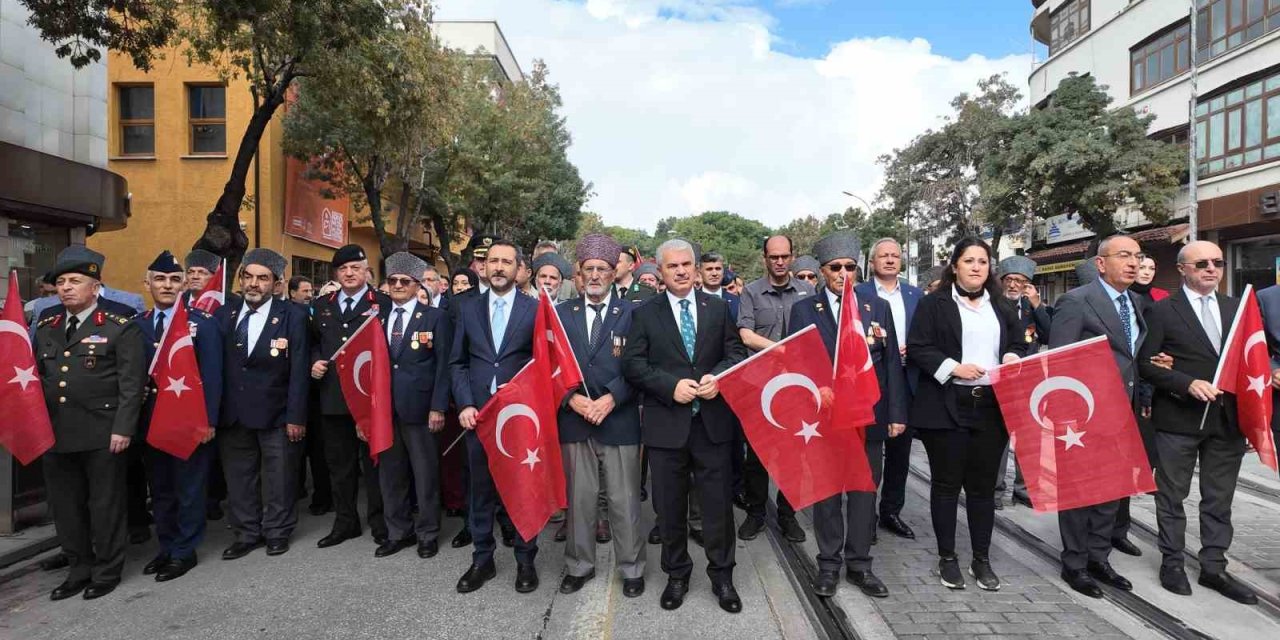 Mehter Takımı Eşliğinde Gurur Dolu Yürüyüş