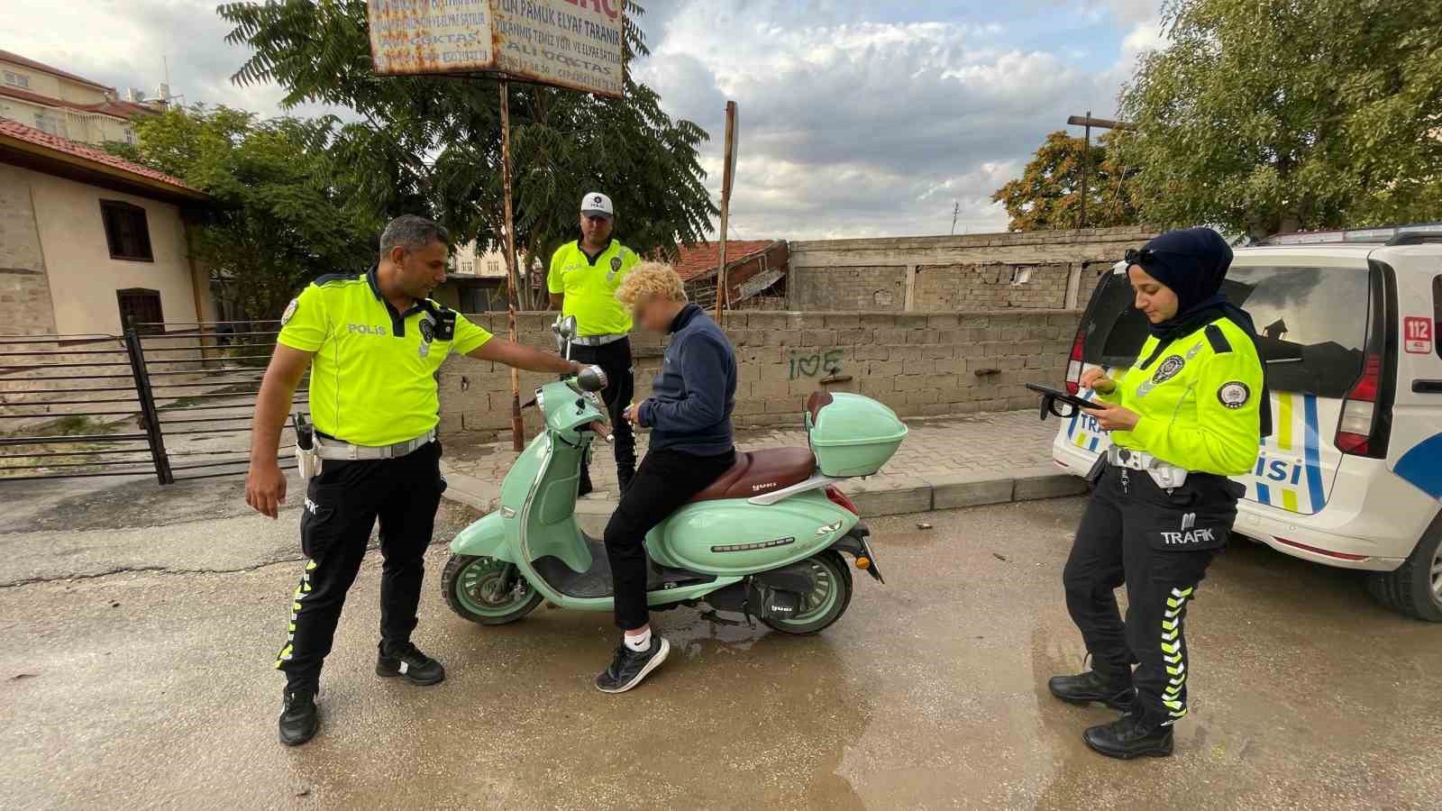 Karaman’da ters yönde giden kasksız motosiklet sürücüsüne 12 bin 500 lira ceza