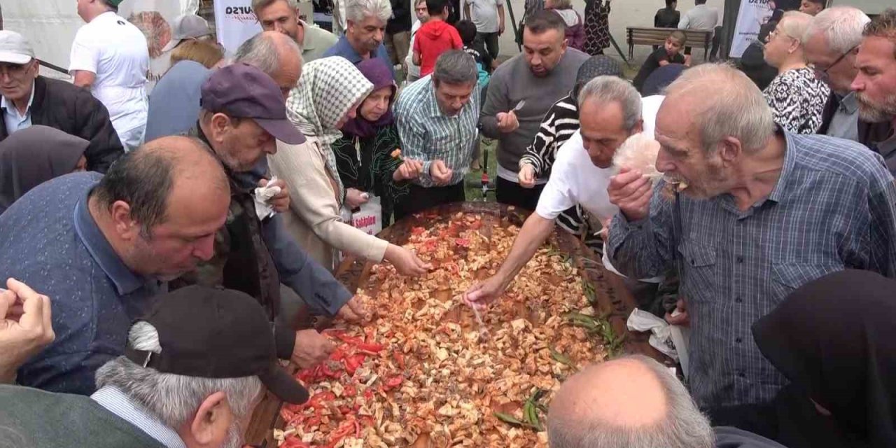 Üç metrelik tabaktaki kebaba ekmek bandılar