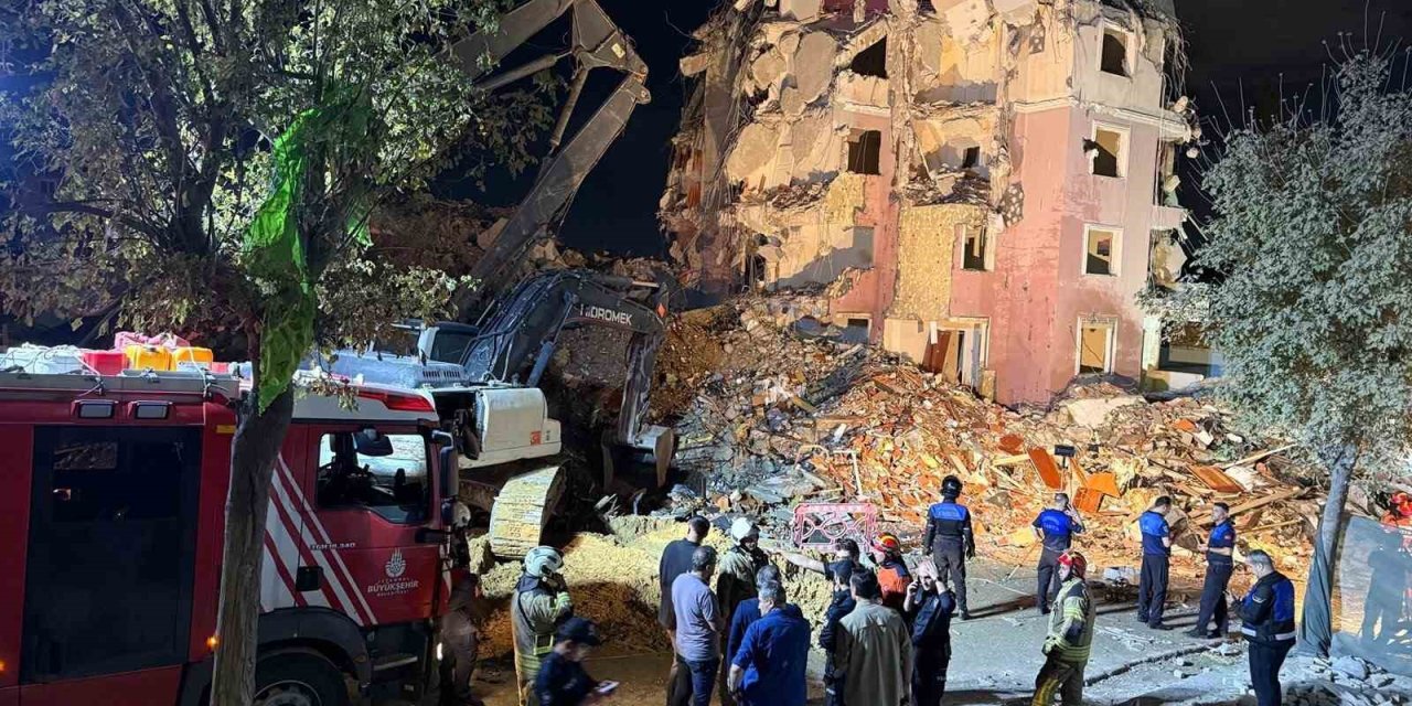 Darbelere dayanamayan yaşlı bina kendiliğinden çöktü