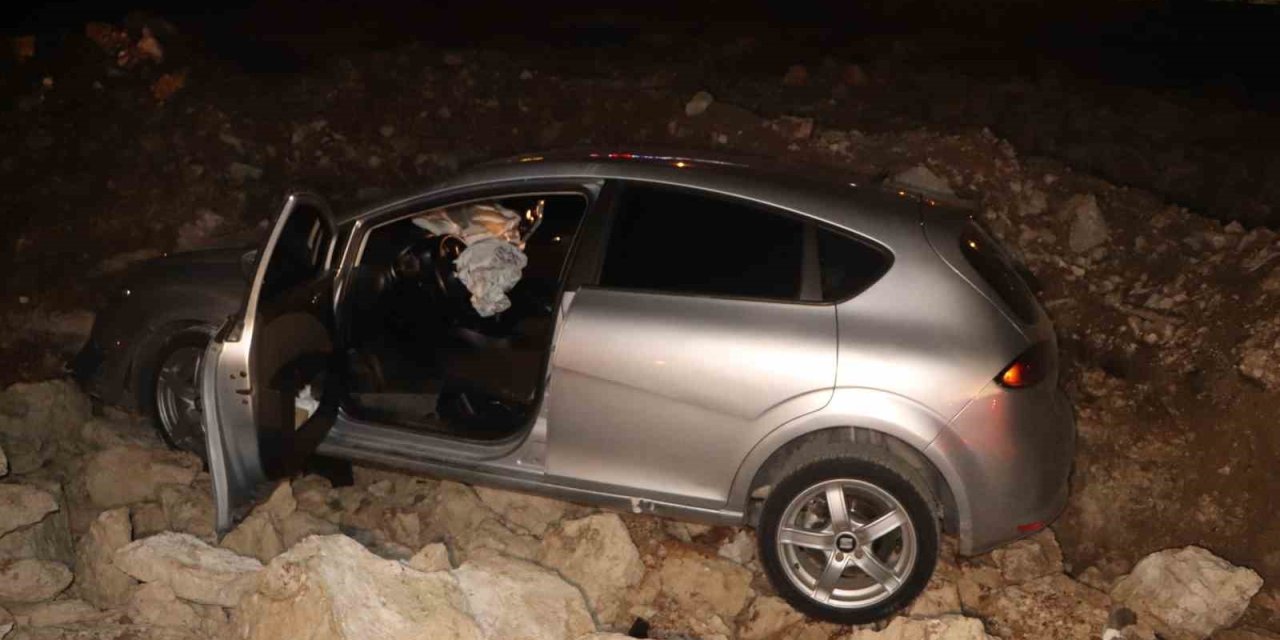Otomobil İnşaat Kazısına Uçtu: 2 Kişi Yaralandı