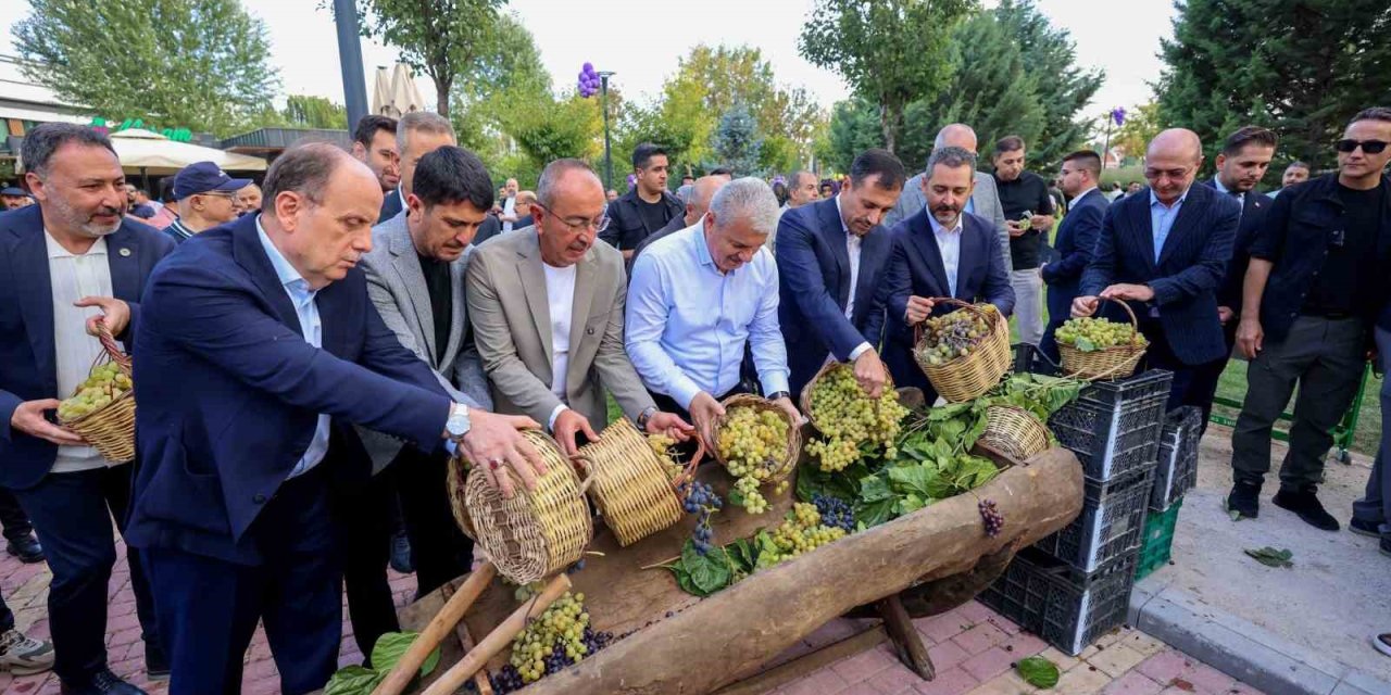 Meram'da bağ bozumu: Dev kazanlarda pekmez kaynatıldı