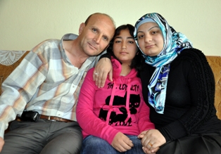 Kendisine hayat veren aileye sımsıkı sarıldı