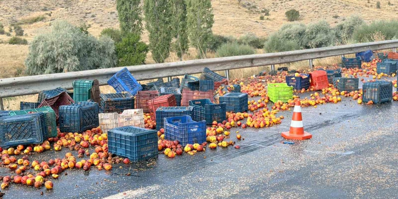 Tırın dorsesi yan yatınca şeftaliler yola saçıldı