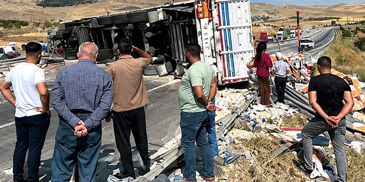 Dokuzun Beli'nde Tır Devrildi: Trafik Kilitlendi