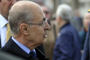 Necdet Sezer maaşını kızlarıyla paylaşacak