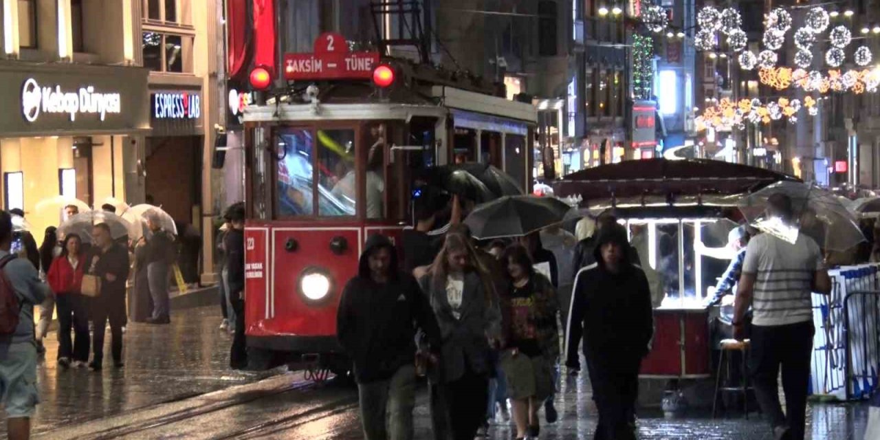 Yağmur bastırınca vatandaşlar tramvaya sığındı