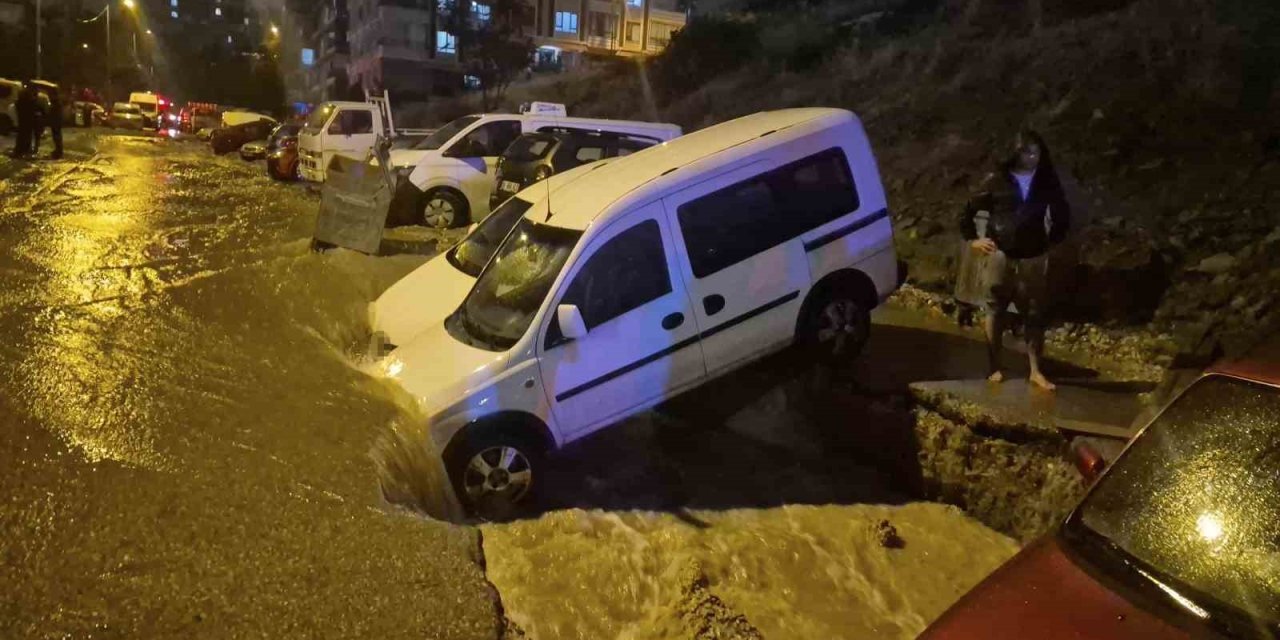 Ankara'da Şiddetli Yağmur Hayatı Kilitledi: Onlarca Araç Mahsur