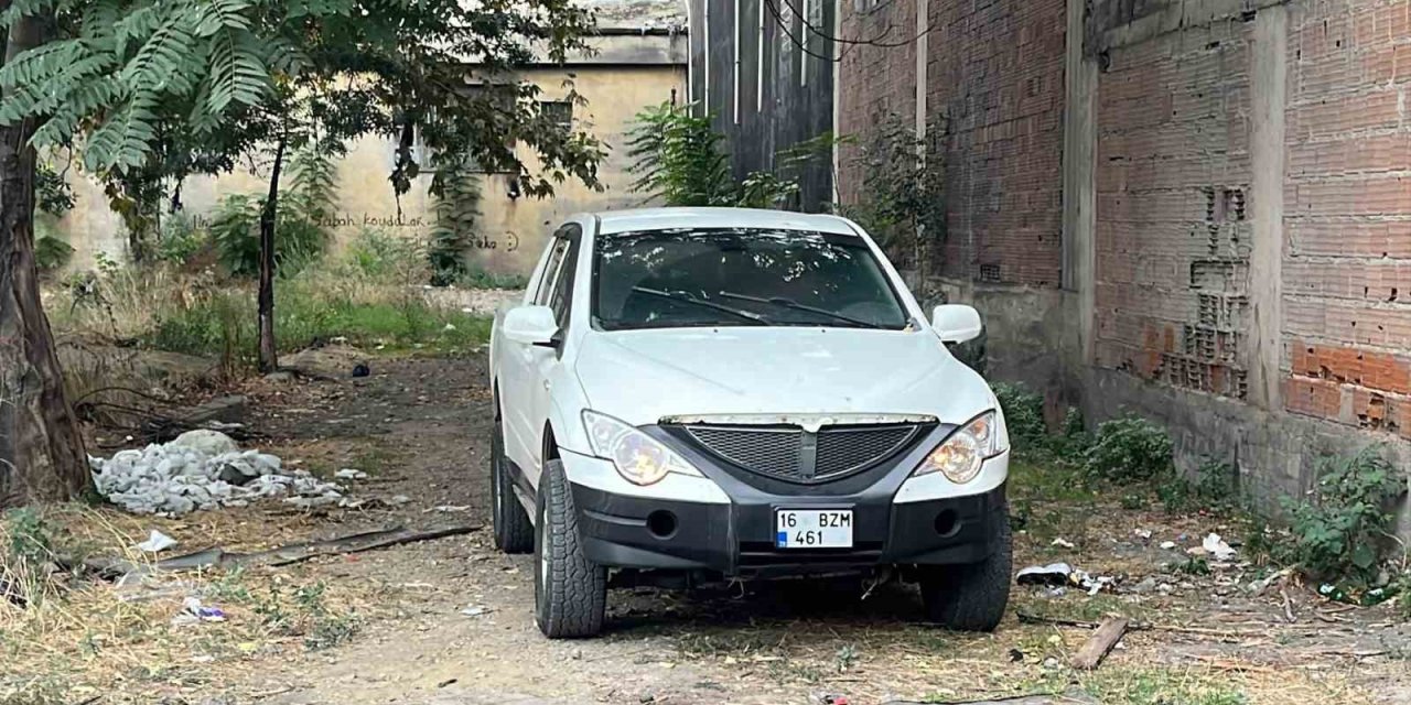 Kendini Araca Kilitleyen Kadın Ekiplere Direndi