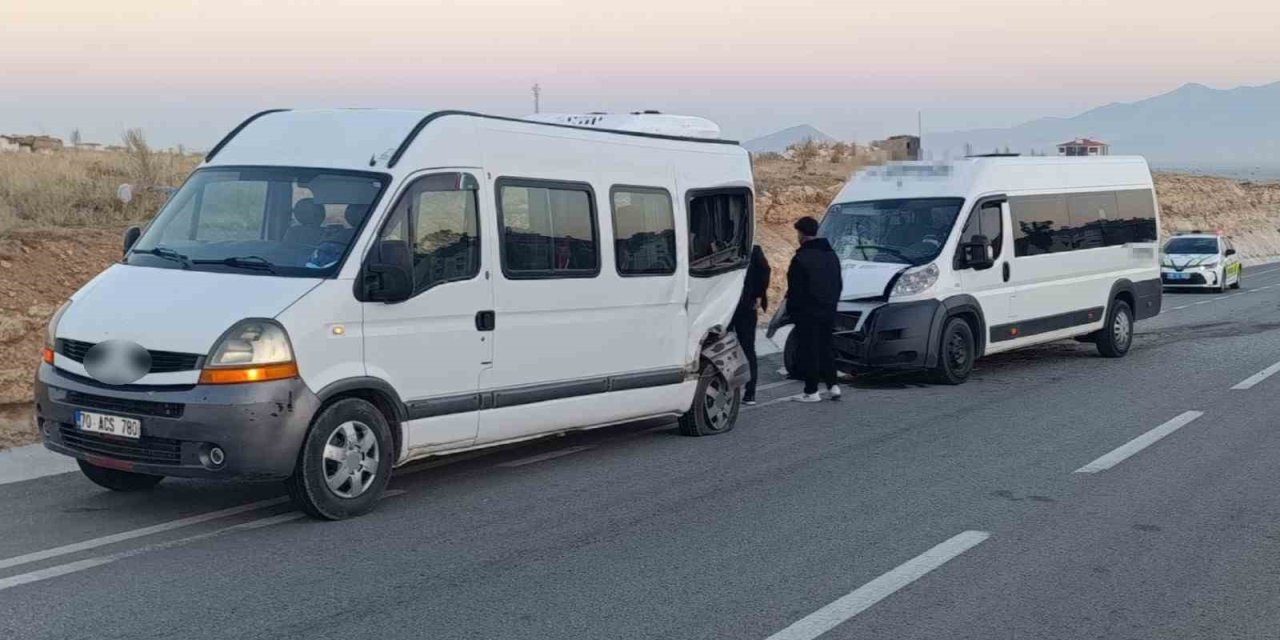 İşçi servisiyle okul servisi çarpıştı