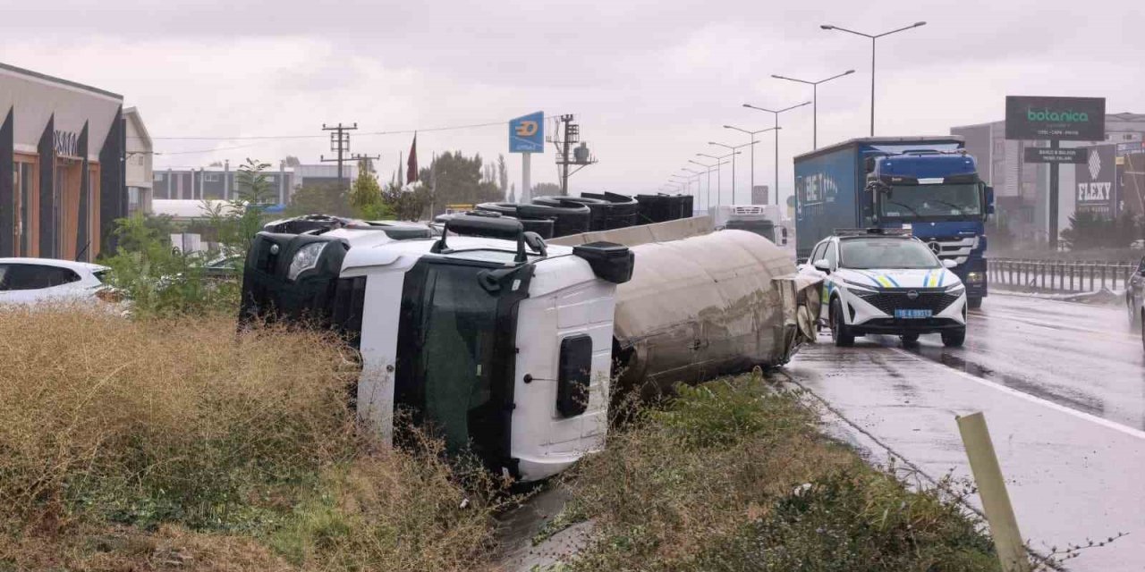 Sağanak yağış sıvı tuz yüklü tırı devirdi