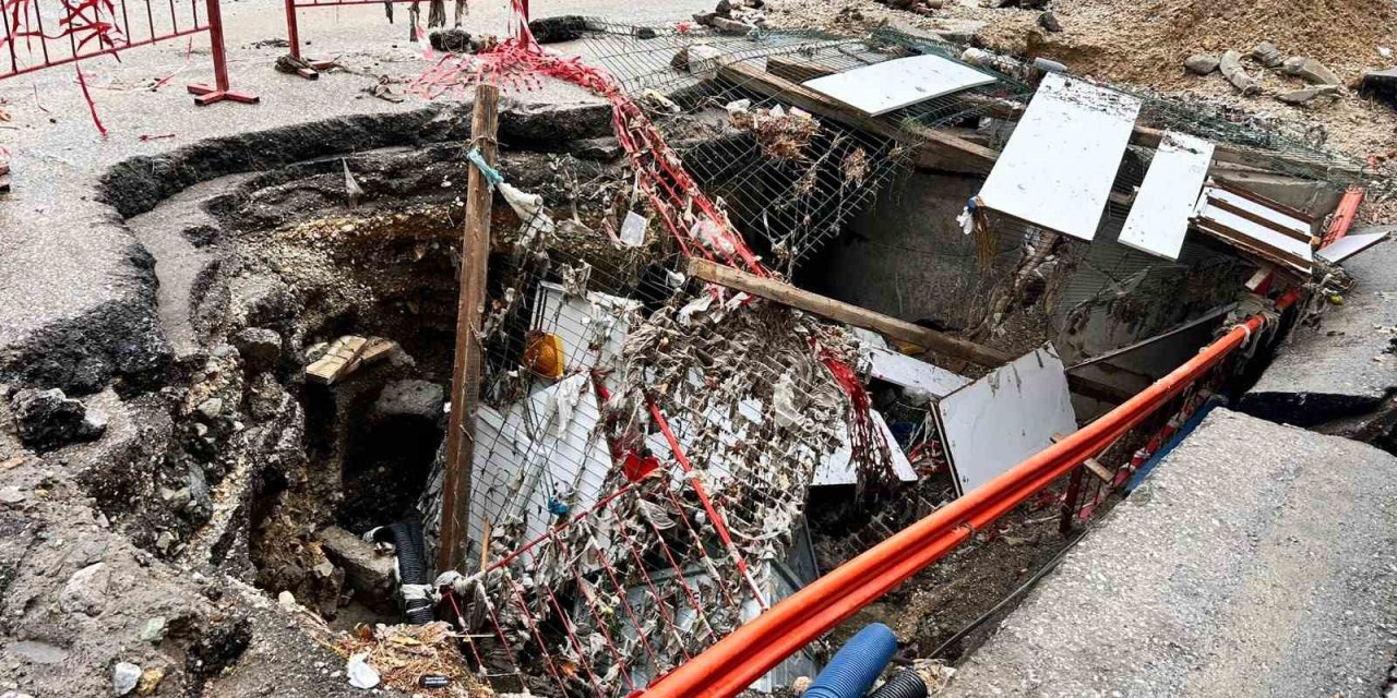 Ankara'da Sel Yolu Yuttu: 15 Araç Çukura Saplandı
