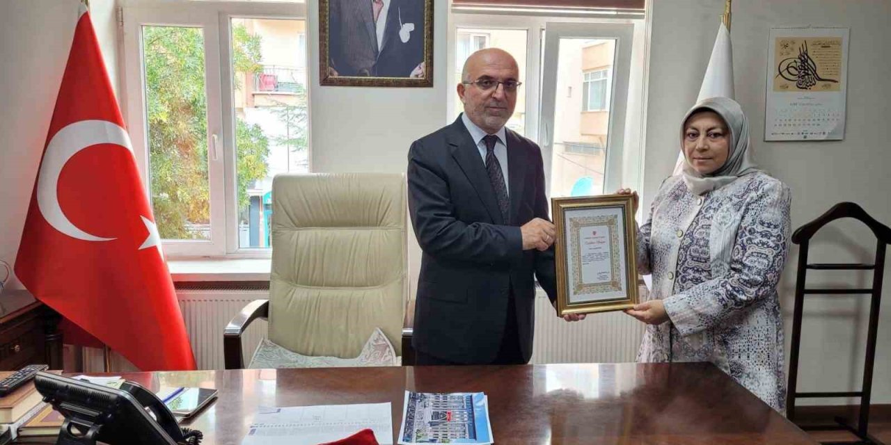 Emekli ikramiyesinin tamamını müftülük binasının yapımına bağışladı