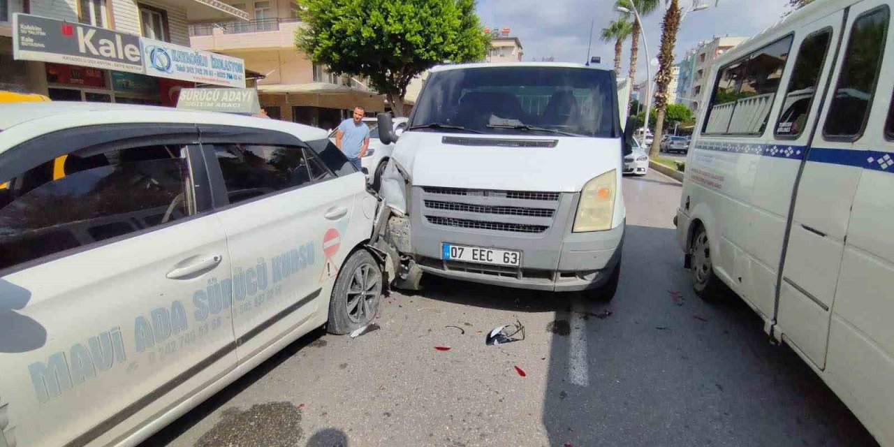 Direksiyon eğitimi alan kursiyerin ani freni kazayı beraberinde getirdi