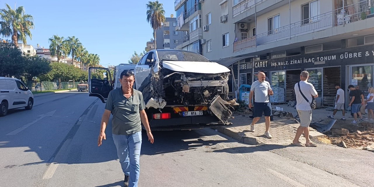 Otomobil önce yayaya çarptı ardından otobüs durağına daldı