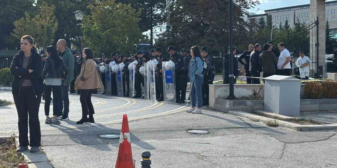 Anayasa Mahkemesi önündeki eylemde kendini vurdu