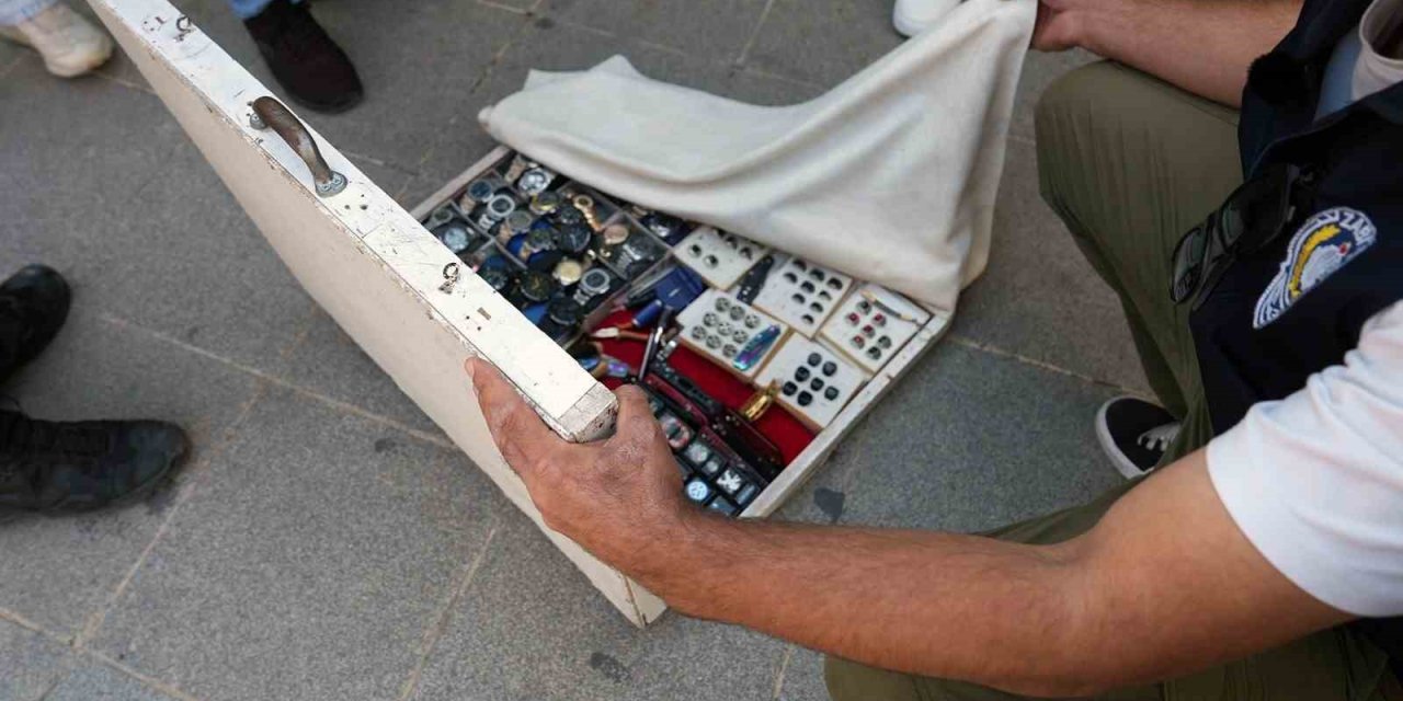 Okul önünde bıçak satarken yakalandı