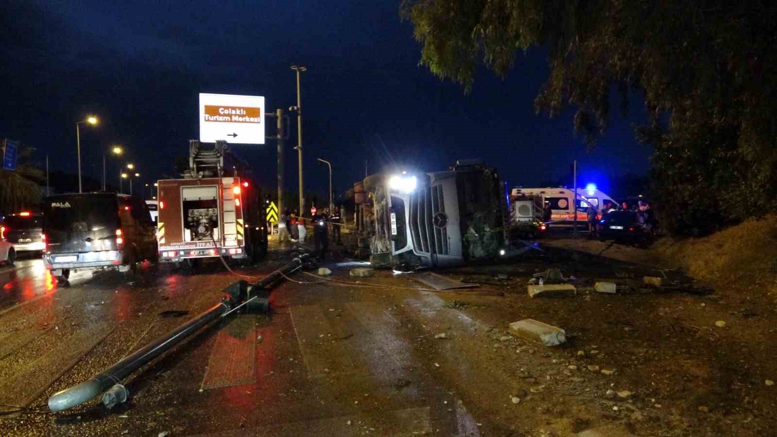 Tır devrildi iki kişi altında kalıp can verdi
