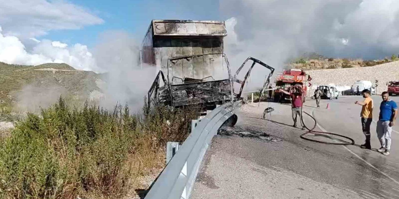 Konya-Antalya yolunda bariyerlere çarpan kamyon alev alev yandı
