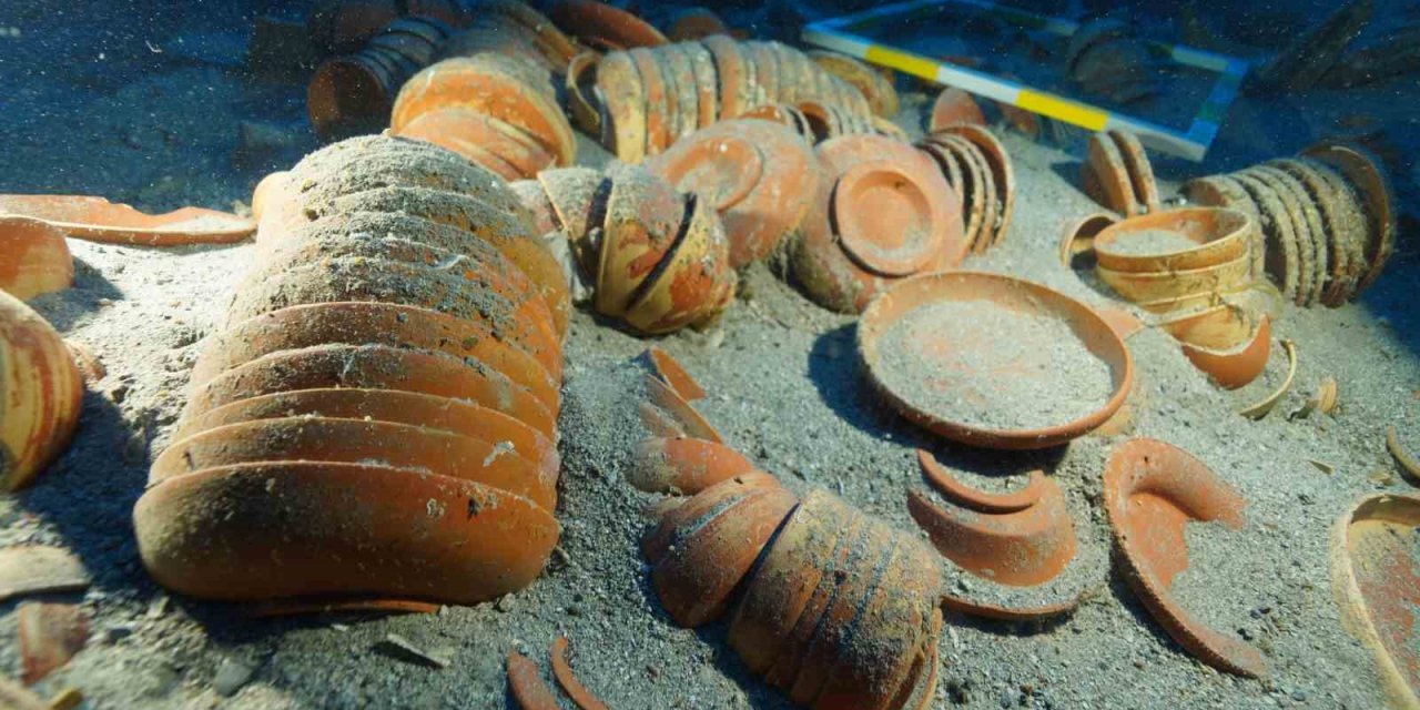 Adrasan'da 2 bin 100 yıllık sofra takımı çıktı