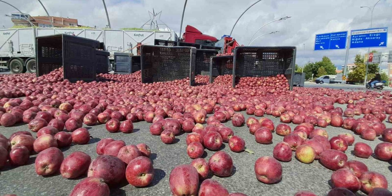 Halat koptu, tonlarca elma yola saçıldı