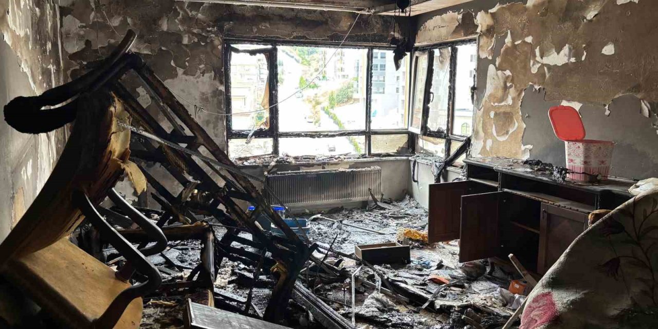 Evde çıkan yangında mahsur kalan anne ile oğlu kurtarıldı