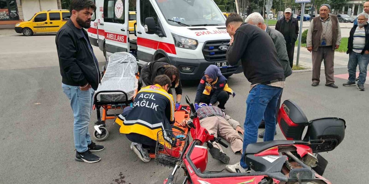 Otomobil ile elektrikli bisiklet çarpıştı: 83 yaşındaki sürücü yaralandı