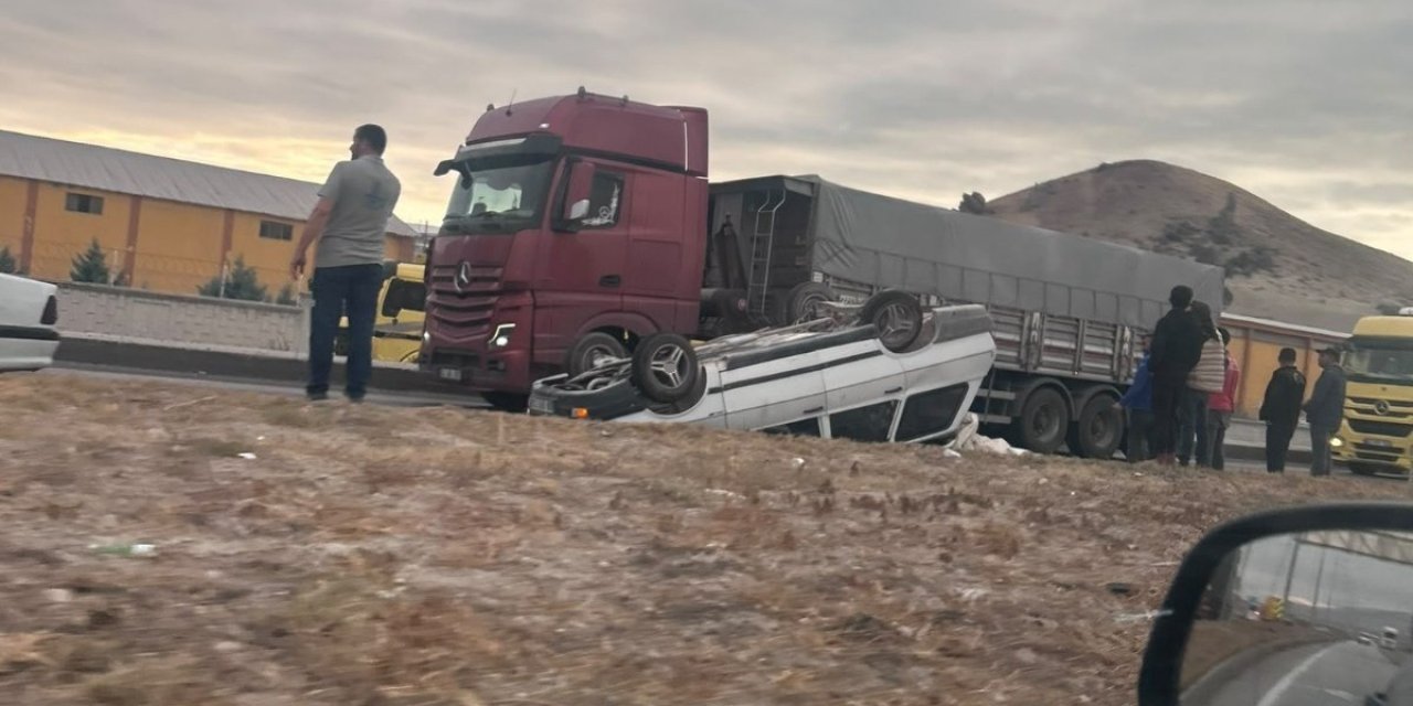 Şerit Değiştiren Otomobile Çekici Çarptı: 1 Yaralı