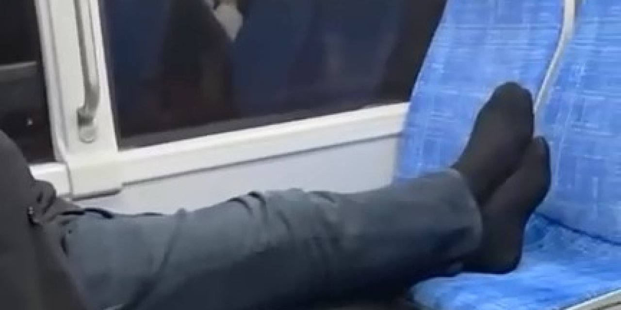 Otobüste ayakkabılarını çıkarıp seyahat etti, rahatlığı pes dedirtti