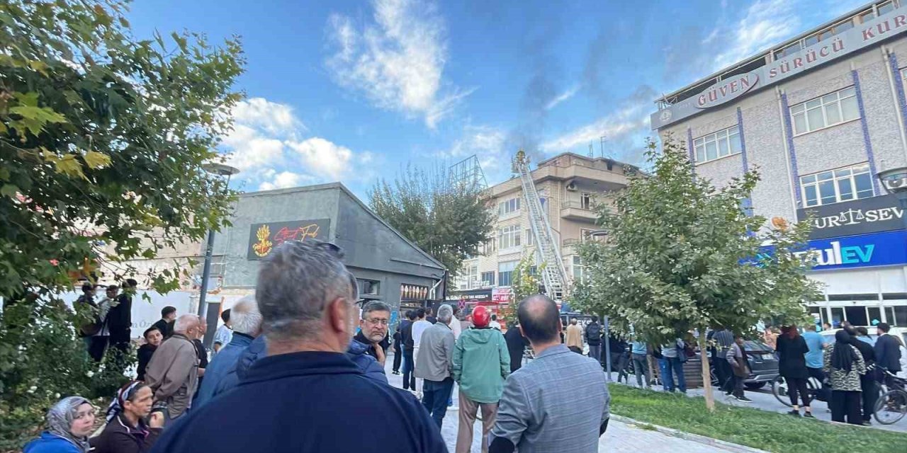 Vatandaşlar yangını film izler gibi izledi