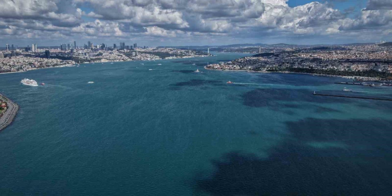 İstanbul Boğazı turkuaza büründü