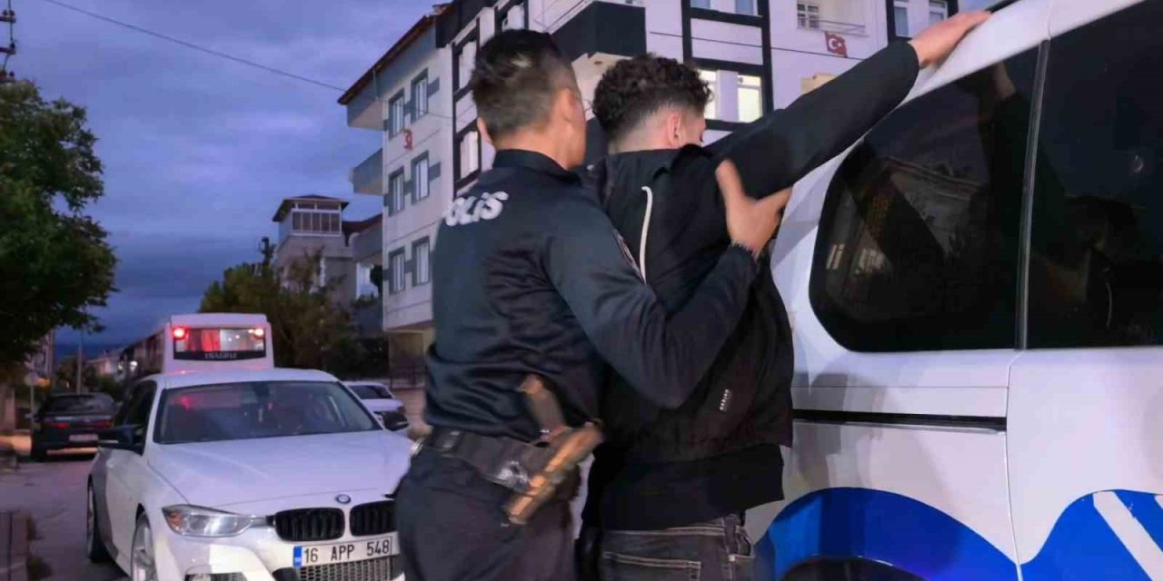 Ehliyet sınavında düzenekle yakalandı, gözaltına alındı