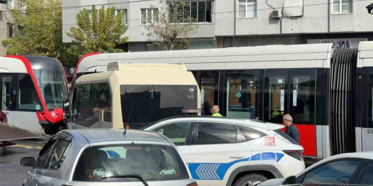Tramvay ters dönüş yapan minibüse çarptı