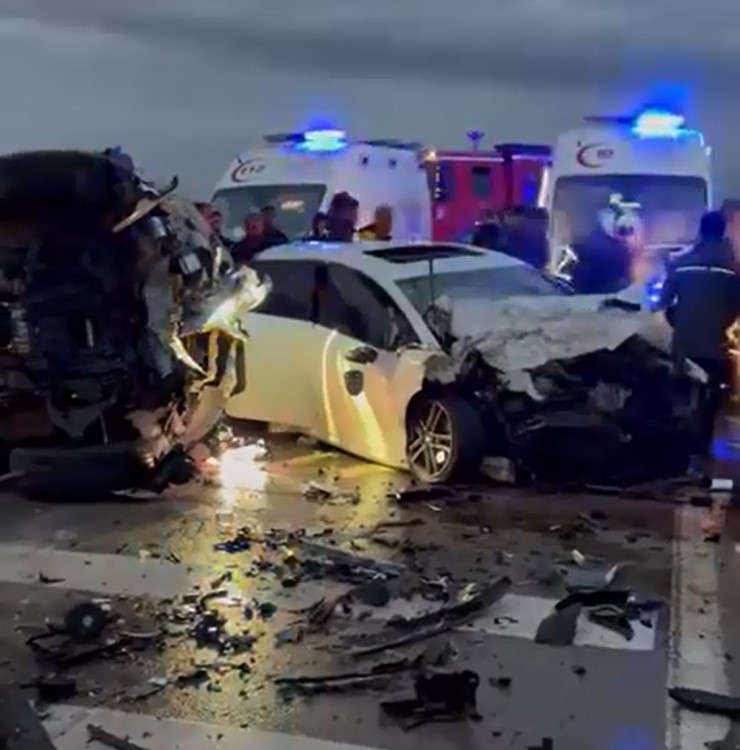 Aksaray’da iki otomobil kafa kafaya çarpıştı iki sürücü de ağır yaralı