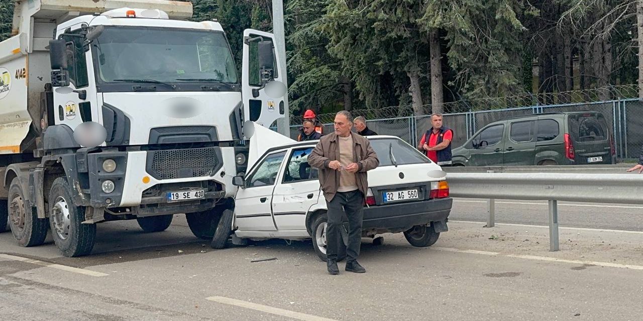 Ters yöne giren otomobil hafriyat kamyonunun altına girdi