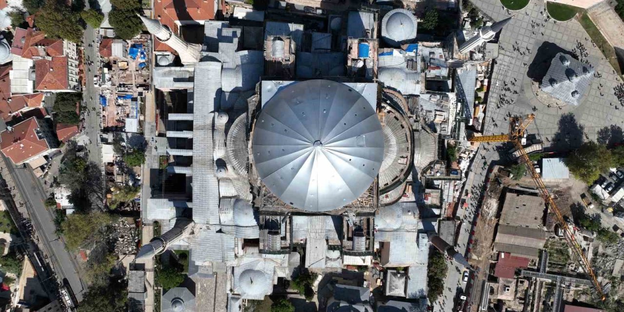 Ayasofya’nın Kubbesi gri brandalarla kapatıldı