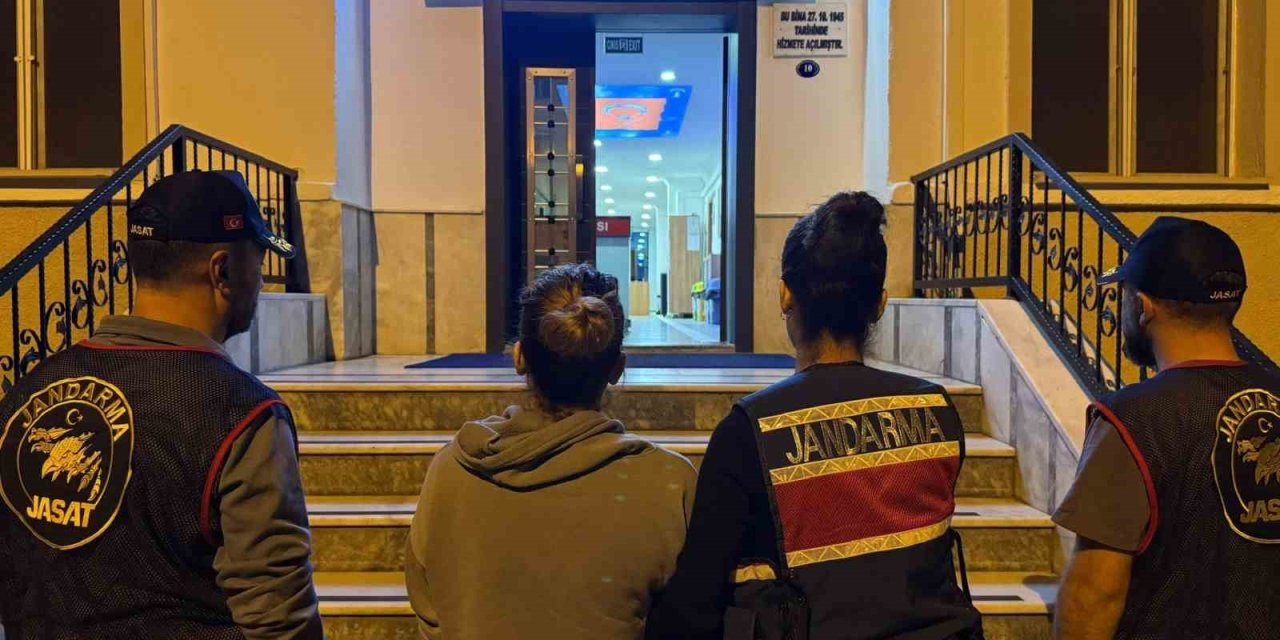 Firari kadın mutfaktaki gizli bölmede yakalandı