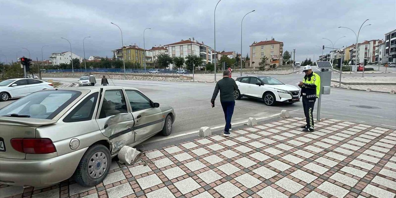 Karaman'da Cip ile Otomobil Çarpıştı: 2 Yaralı