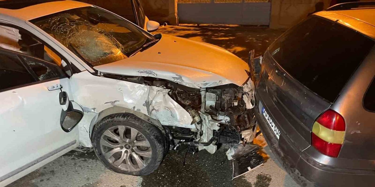 Karaman'da Feci Kavşak Kazası: 2'si Ağır 3 Yaralı