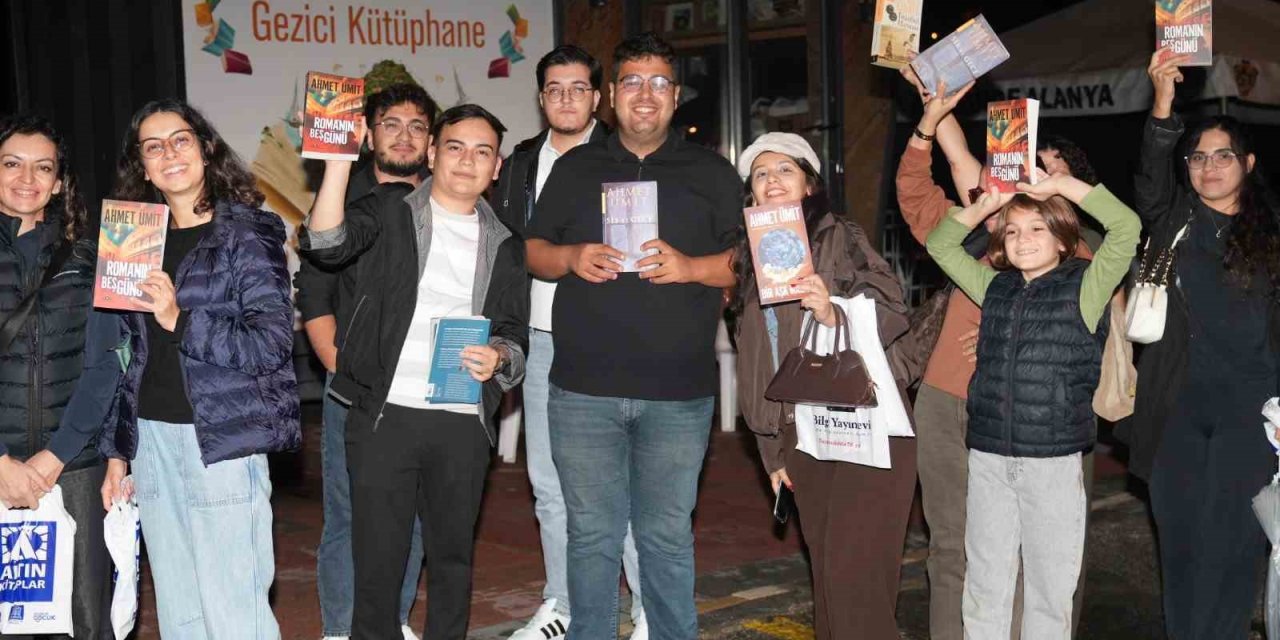 8. Alanya Kitap Fuarı Ahmet Ümit İmzasıyla Sona Erdi