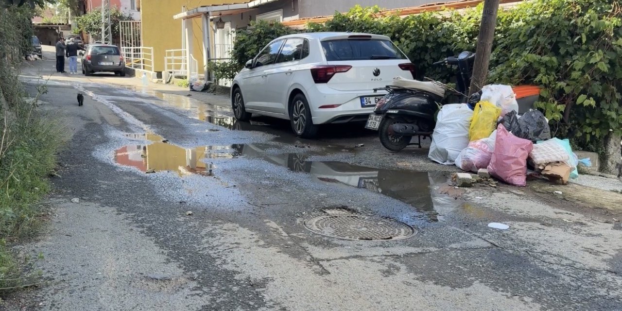 Evlerinin önünden akan kanalizasyon suyu mahalleliyi isyan ettirdi