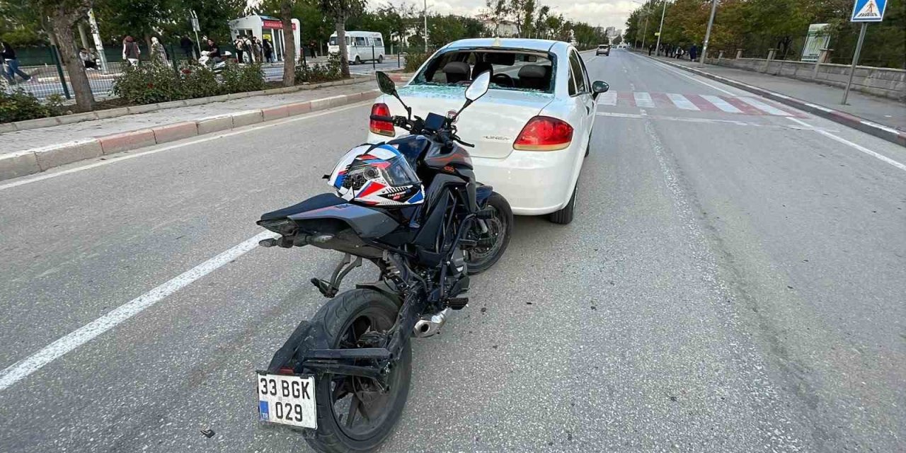 Yaya geçidinde duran otomobile çarpan motosikletin sürücüsü yaralandı